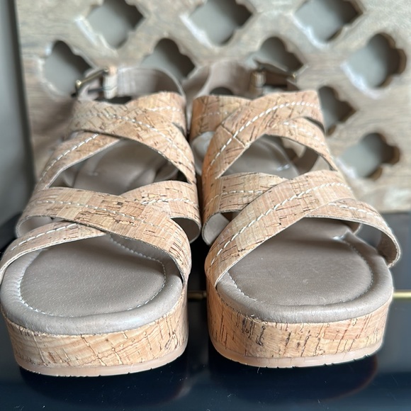 Donald J Pliner Cork WEDGE - Picture 2 of 9